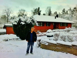 يوم جميل مثلج  من امام المنزل -اعياد الميلاد ورأس السنه - السويد